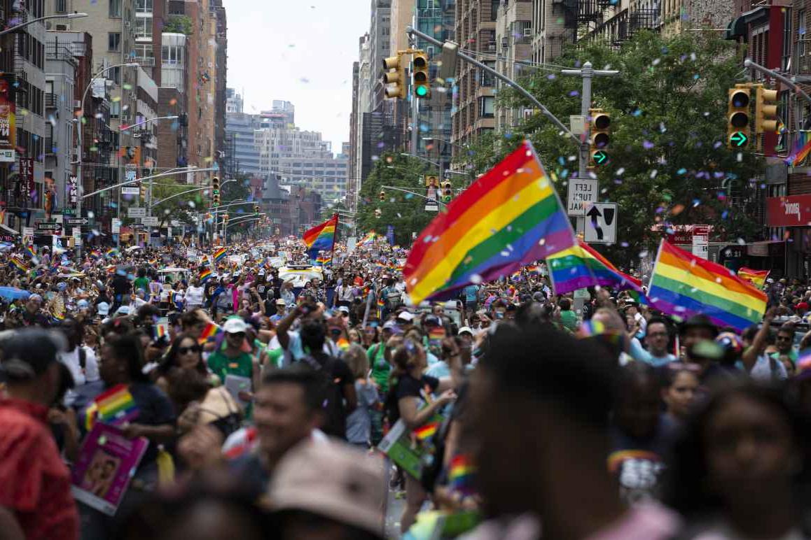 游行者庆祝曼哈顿一年一度的骄傲大游行和纽约市石墙起义50周年, 6月30日美国, 2019.